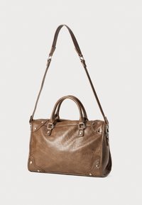 Braune Lederhandtasche mit strukturierter Oberfläche, oberen Tragegriffen und einem verstellbaren Schultergurt. Verfügt über metallische Beschläge und seitliche Akzente.