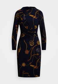 Marindress med långa ärmar, svepande design, med guldkedja och emblem mönster, samlad midja med en dekorativ knutdetalj.