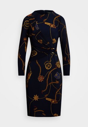 Marinekjole med lange ermer, innpakningsdesign, med mønster av gullkjede og emblemer, samlet midje med dekorativ knutepunkt.