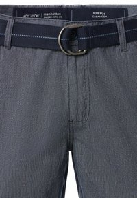 Marineblaue Karoshorts aus gewebtem Stoff mit passendem Gürtel und silberner Schnalle sowie kontrastierenden Nähten. Größe W34.