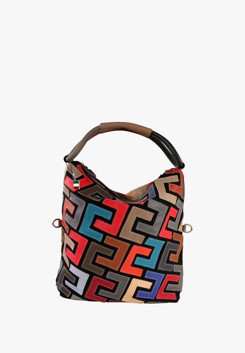 Multikleurige tas met geometrische patronen in tinten rood, blauw, beige en grijs. Zachte stof met een gebogen handvat en gouden hardware accenten.