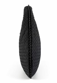 Cuscino intrecciato nero con superficie testurizzata, caratterizzato da una forma sottile e allungata e bordi decorativi intrecciati lungo il lato.