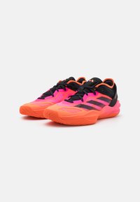 Scarpe sportive con una combinazione di colori rosa, nero e arancione. La tomaia presenta una maglia testurizzata e una suola imbottita per il supporto.