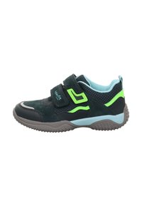 Kinder-Sportschuh in Dunkelgrün und Grau, ausgestattet mit zwei verstellbaren Klettverschlüssen, einem Mesh-Gewebe und einem hellblauen Akzent an der Sohle.