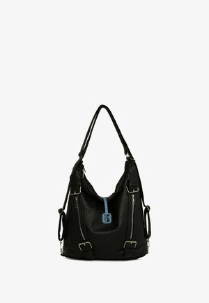 Juodas dirbtinės odos hobo krepšys su tekstūruota paviršiumi, dviem priekiniais užtrauktukais, mėlyna etikete ir reguliuojamomis petnešomis.