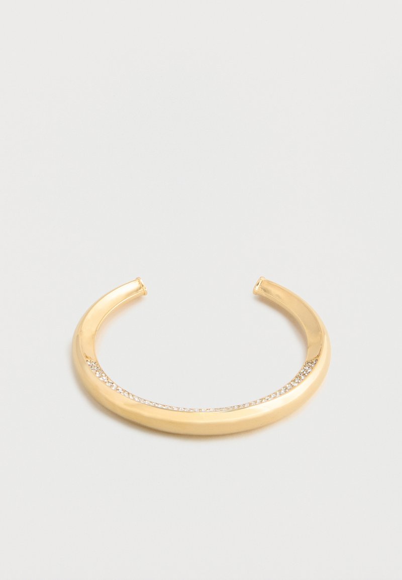 Χρυσό βραχιόλι ανοιχτού τύπου με λεία επιφάνεια και καμπυλωτή σειρά μικρών ενσωματωμένων κρυστάλλων κατά μήκος της εξωτερικής πλευράς.