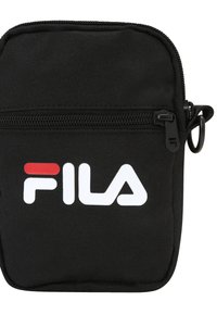 Bolsa negra de nailon con cierre de cremallera, que presenta un destacado logo blanco de FILA y un acento rojo. Diseño rectangular compacto con una textura duradera.