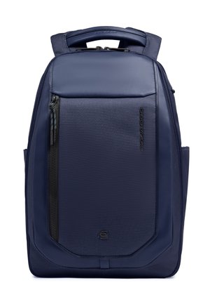 Mochila rectangular de color azul marino con asa superior acolchada, bolsillo delantero con cremallera y panel de tela texturizada con un sutil logo de la marca.