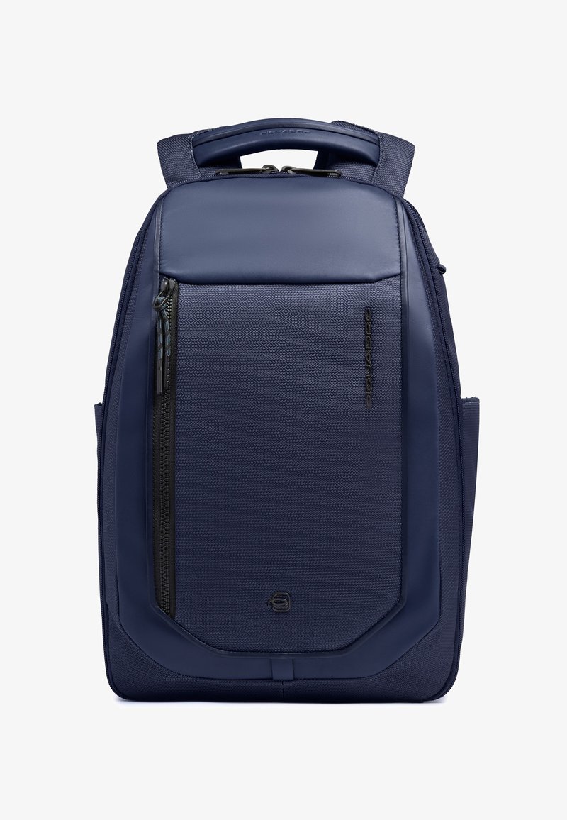 Sac à dos rectangulaire bleu marine avec poignée supérieure rembourrée, poche avant zippée et panneau en tissu texturé avec un logo de marque discret.