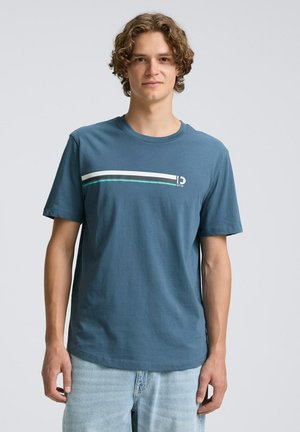 Blauwe katoenen T-shirt met een ronde hals, voorzien van horizontale strepen in wit en teal over de borst en een klein logo aan de zijkant.