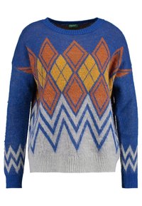 Modrý pletený svetr s oranžovými, žlutými a šedými geometrickými vzory. Dlouhé rukávy, kulatý výstřih a žebrovaný lem. Měkká, texturovaná tkanina.