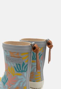 Botas de chuva de borracha cinza com um padrão multicolorido de folhas em azul, laranja e amarelo, com detalhes em couro bege e logotipo.