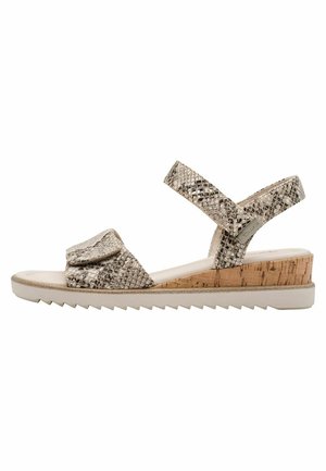 Flettet metallisk sandal i beige og sølv med stofoverdel, justerbare remme, kork-kilehæl og gummisål med takkede kanter.