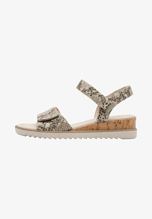 Flettet metallisk sandal i beige og sølv med stofoverdel, justerbare remme, kork-kilehæl og gummisål med takkede kanter.