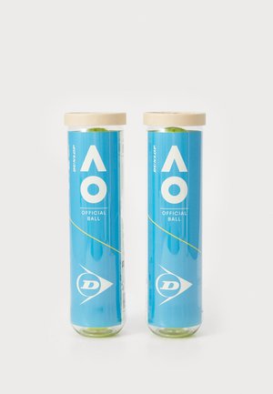 Twee transparante buizen met officiële tennisballen, voorzien van een lichtblauwe label met witte tekst en een gele diagonale lijn.