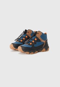 Bottines de randonnée mi-hauteur en bleu, noir et marron. Présentent des accents orange, une semelle en caoutchouc avec des motifs profonds et des lacets élastiques pour un enfilage facile.