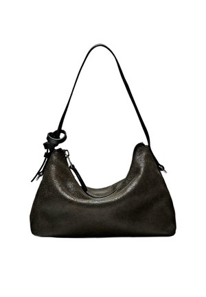 Sac à épaule en cuir noir avec une seule sangle réglable et fermeture éclair argentée, forme rectangulaire légèrement affaissée et douce.