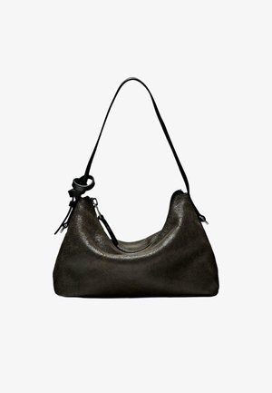 Zwarte leren schoudertas met een enkele verstelbare band en een zilveren ritsluiting, met een lichtjes ingezakte zachte rechthoekige vorm.