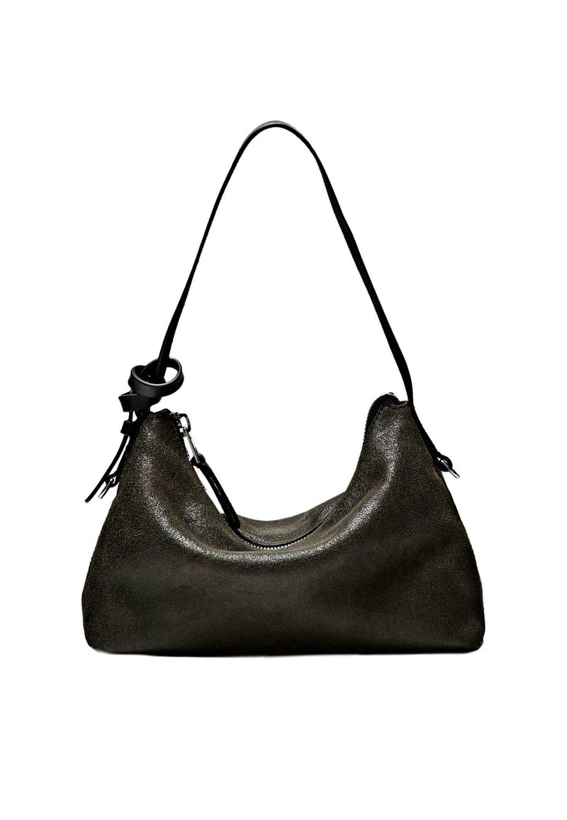 Dunkelgraue Lederhandtasche mit geschwungener Form, verstellbarem schwarzen Tragegurt und Reißverschluss. Strukturiert Oberfläche mit subtiler Eleganz.