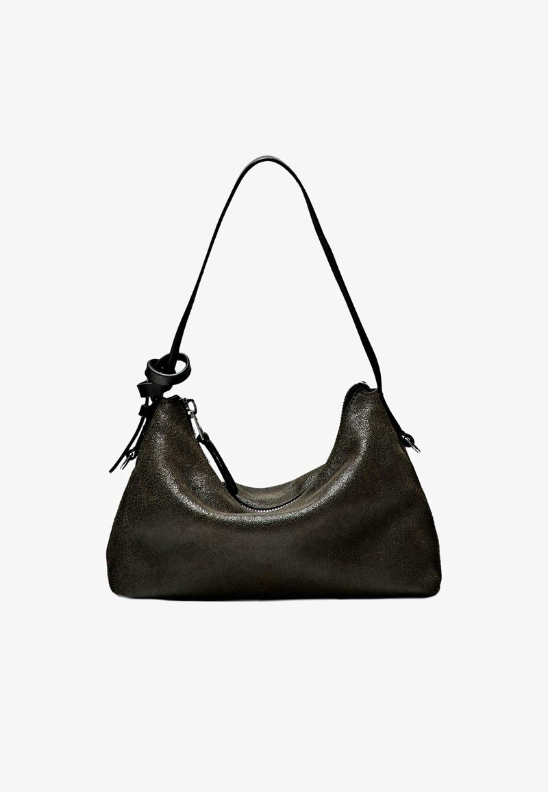 Dunkelgraue Lederhandtasche mit geschwungener Form, verstellbarem schwarzen Tragegurt und Reißverschluss. Strukturiert Oberfläche mit subtiler Eleganz.