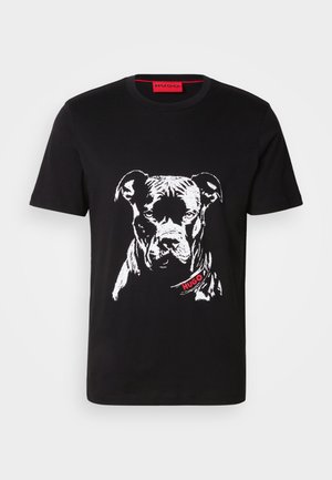 Černé bavlněné tričko s bílým ilustrovaným motivem psa vpředu, s červeným logem "HUGO" na oblasti límce.