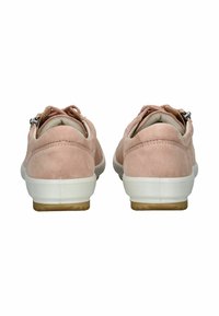 Baskets en daim rose clair avec semelles blanches et une semelle extérieure en caoutchouc texturé. Comprend des lacets et un subtil accent à l'arrière. Design arrondi.
