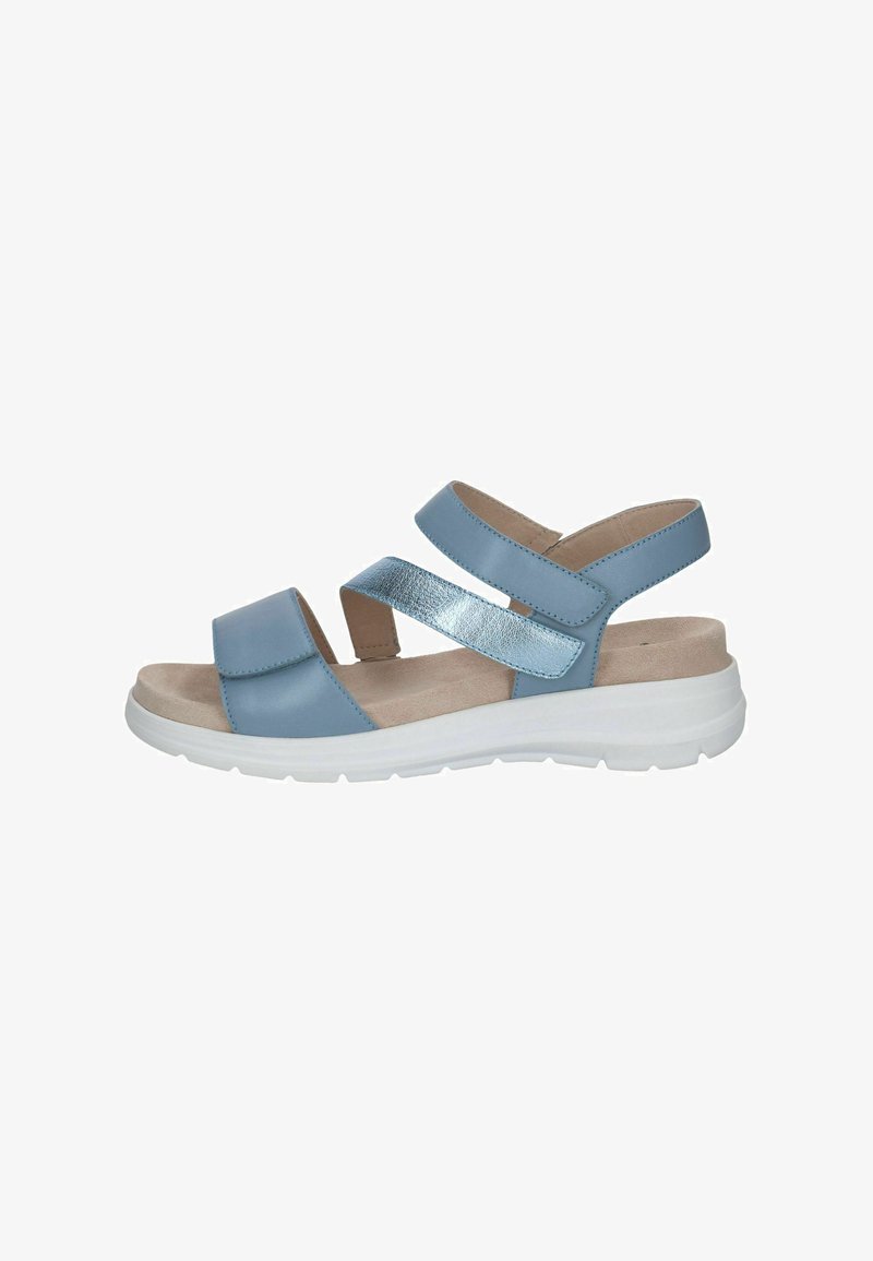 Sandales bleu clair avec deux larges brides, dont une métallique, et une semelle intérieure rembourrée, reposant sur une semelle extérieure blanche avec un motif texturé.