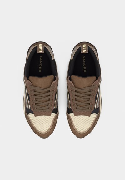Καφέ και μπεζ αθλητικά παπούτσια από δίχτυ με σουέντ λεπτομέρειες, μπροστινό δέσιμο με κορδόνια, μαύρη εσωτερική επένδυση και ετικέτα «FLAME» στη φτέρνα, σε προβολή από πάνω.