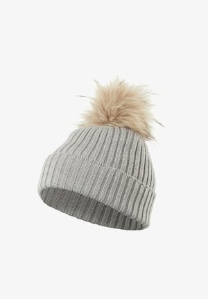Grijze gebreide beanie met ribbelstructuur, voorzien van een grote lichtbruine nepbont pompon bovenop.