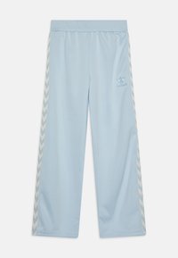 Lichtblauwe joggingbroek van zacht materiaal, met een wijde broekspijpenontwerp, elastische tailleband en zijaccenten met een wit chevronpatroon.