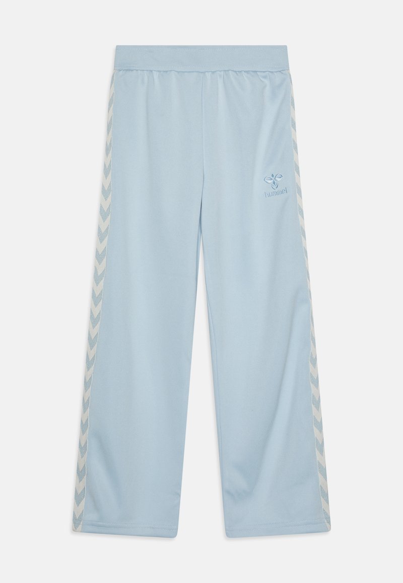 Lichtblauwe joggingbroek van zacht materiaal, met een wijde broekspijpenontwerp, elastische tailleband en zijaccenten met een wit chevronpatroon.