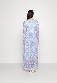 Langes Blumenkleid mit einem blauen Hintergrund und rosa-weißen Blumenmustern, langen Ärmeln und einer gerafften Taille.