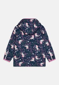 Vattentålig barnjacka i marinblå med ett mönster av enhörningar och blommor. Har huva, långa ärmar och rosa detaljer vid ärmsluten.