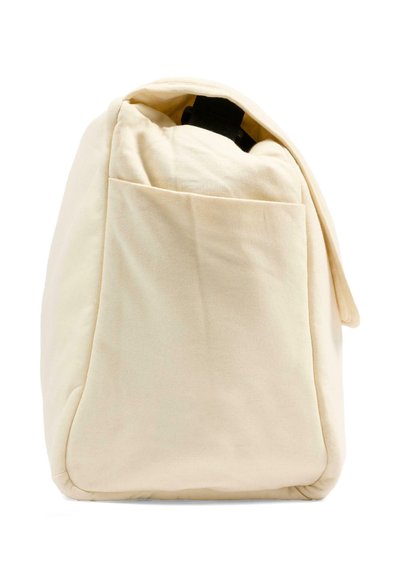 Beige stoffen rugzak met een getextureerd oppervlak, voorzien van een voorvak en een klepsluiting. Zacht en flexibel ontwerp.