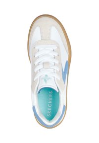 Zapatilla deportiva blanca con detalles en marrón claro y azul, materiales de ante y sintéticos, suela de goma texturizada y cordones blancos; logotipo en la plantilla.