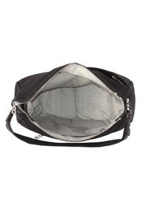 Schwarze Nylon-Tasche mit einem oberen Reißverschluss, silbernem Beschläge und einem gefütterten Innenraum mit einem dezenten Logo-Muster. Verstellbarer Schultergurt inklusive.