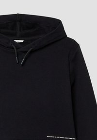 Schwarzer Hoodie mit einer Kordelzugkapuze, weichem Stoff und weißem Text am Saum: "NATUR LIEGT IN UNSEREN HÄNDEN | RETTET DIE BÄUME."