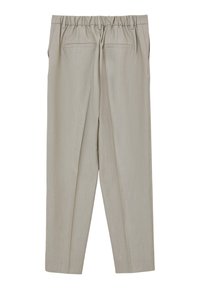Beige, leichte Hose mit einem gerafften elastischen Bund, zwei Gesäßtaschen und einem schmal zulaufenden Bein. Glatte Textur, minimales Muster.