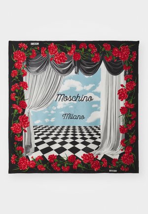 Seidenschal mit einem schwarz-weißen Schachbrettboden, himmelblauem Hintergrund, weißen Vorhängen und rotem Blumenrand. Enthält den Text "Moschino Milano".