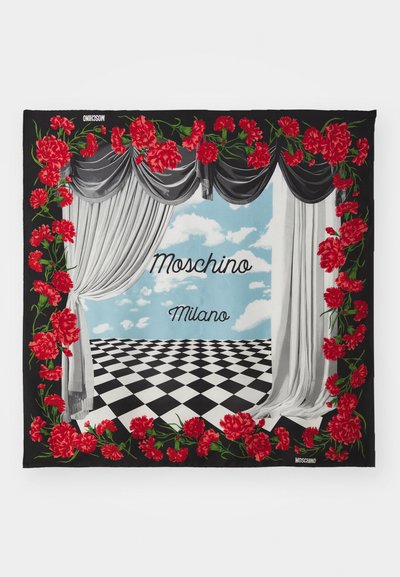 Hedvábný šátek s černobílou šachovnicovou podlahou, modrou oblohou na pozadí, bílými závěsy a červeným květinovým okrajem. Text "Moschino Milano" je součástí designu.