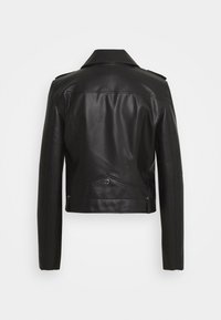 Czarna kurtka z sztucznej skóry, krótka, z długimi rękawami, szpiczastym kołnierzem, naramiennikami oraz detalem guzika na plecach.