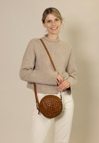 Gusti Leder GABRIELLA - Torba čez telo - braun