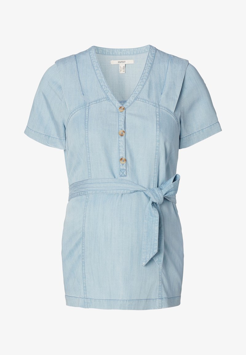 Blouse en denim bleu clair à manches courtes, col en V, boutons à l'avant et ceinture à noeud. Présente des coutures discrètes et une coupe décontractée.
