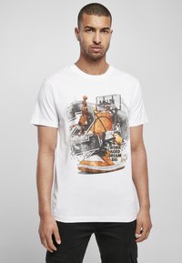 Weißes Baumwoll-T-Shirt mit einem Basketball-Graphic in Orange und dem Schriftzug "HARTE ARBEIT, GROßE TRÄUME". Klassisches Rundhals-Design.