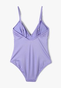 Maillot de bain une pièce en lavande clair, doté de fines bretelles ajustables, d'un décolleté en V et d'un tissu lisse et extensible.
