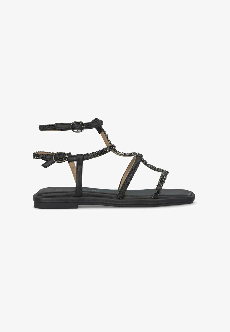 Schwarze flache Sandalen mit mehreren Riemen, verziert mit einem Perlenmuster. Verfügt über eine verstellbare Schnalle zum Verschließen und eine glatte Sohle.