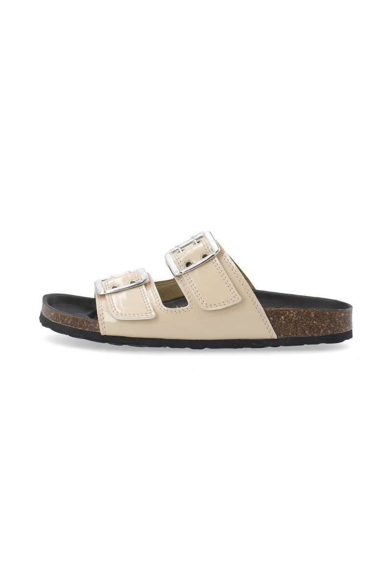Beige nep-lederen sandalen met twee verstelbare zilveren gespen, kurken voetbed en een zwarte rubberen zool met textuur, met een open ontwerp.