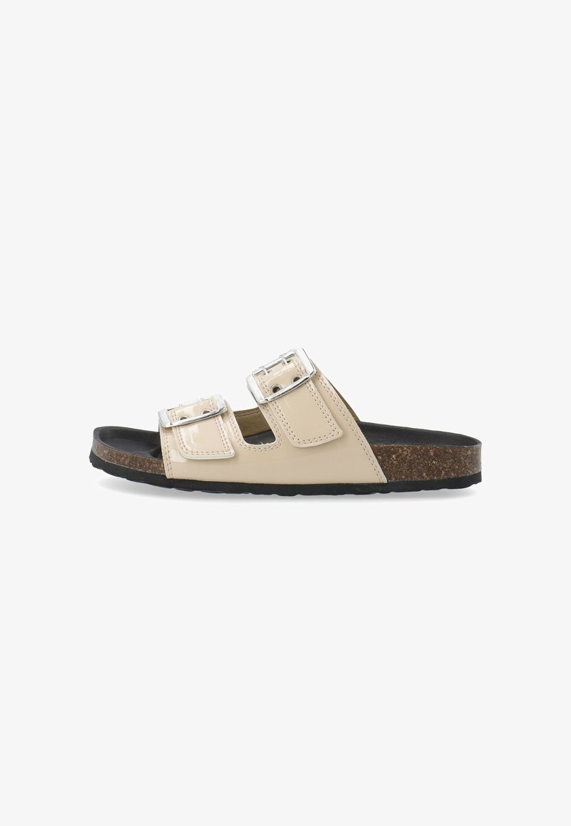 Beige nep-lederen sandalen met twee verstelbare zilveren gespen, kurken voetbed en een zwarte rubberen zool met textuur, met een open ontwerp.