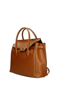 Borsa a mano in pelle color tan con doppio manico superiore, forma rettangolare, design strutturato e chiusura a patta con gancio in tonalità argento.