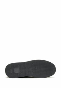 Semelle de chaussure en caoutchouc noir avec un motif en chevrons, présentant une forme plate et une légère courbure au niveau de l'orteil. Surface texturée pour une meilleure adhérence.